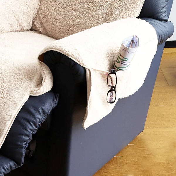 Beige Fleece Recliner Stuhlhülle mit Anti-Rutsch, Taschen & Maschinenwäsche – Komfortabel und Pflegeleicht 3