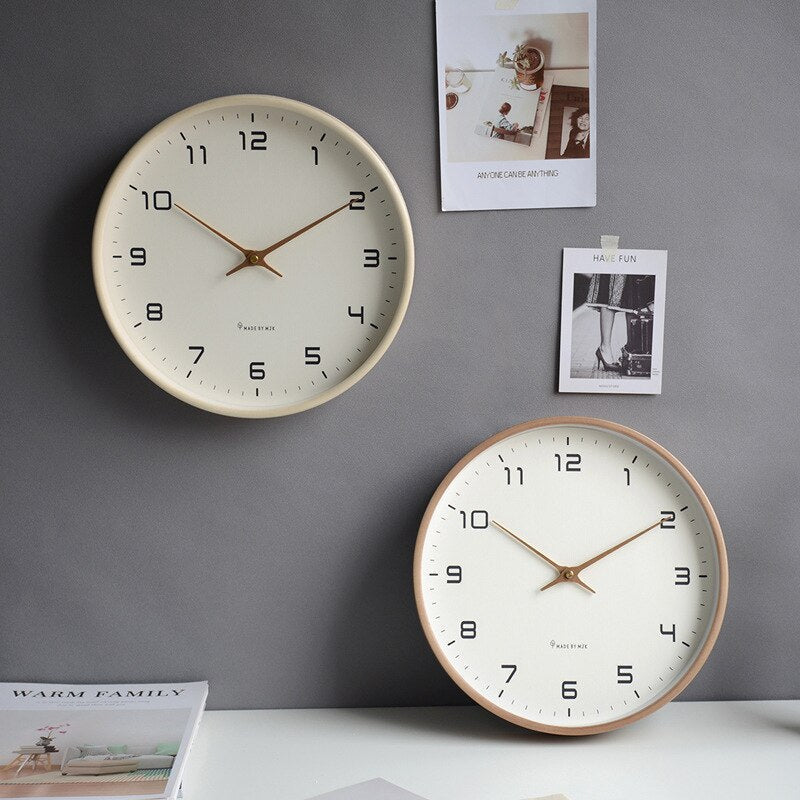 Große Wanduhr aus Holz im Modernen Skandinavischen Design – Geräuschlos, Erhältlich in Braun und Creme, 25x25 cm und 30x30 cm 1