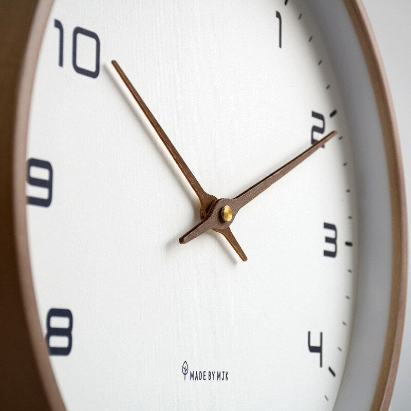 Große Wanduhr aus Holz im Modernen Skandinavischen Design – Geräuschlos, Erhältlich in Braun und Creme, 25x25 cm und 30x30 cm 3
