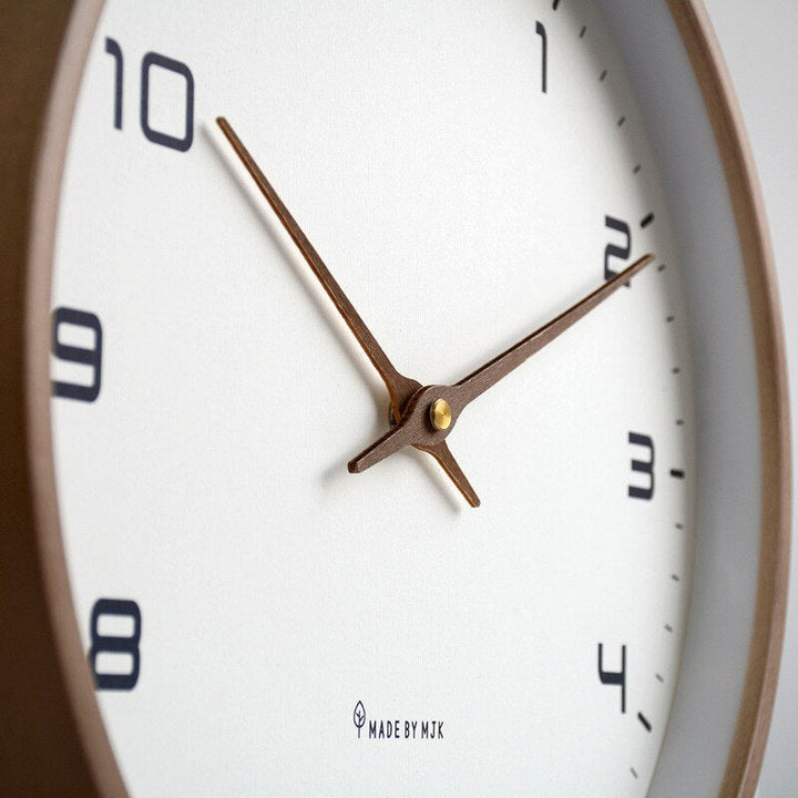 Große Wanduhr aus Holz im Modernen Skandinavischen Design – Geräuschlos, Erhältlich in Braun und Creme, 25x25 cm und 30x30 cm 3
