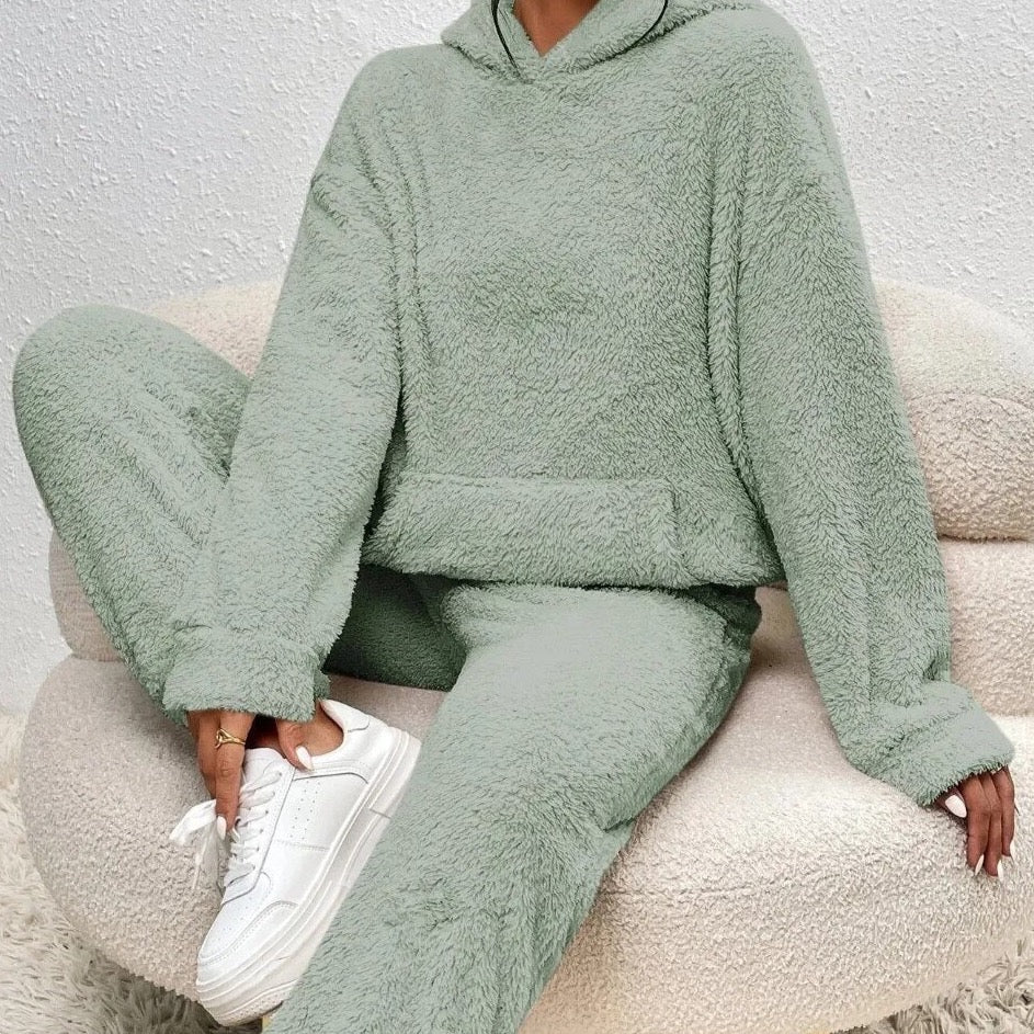 Lana – Warmer Teddy-Hausanzug Damen mit Kapuze und Kängurutasche für kalte Wintertage 2