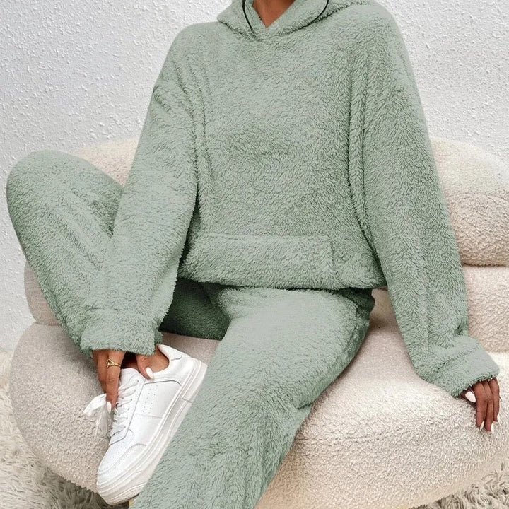 Lana – Warmer Teddy-Hausanzug Damen mit Kapuze und Kängurutasche für kalte Wintertage 2