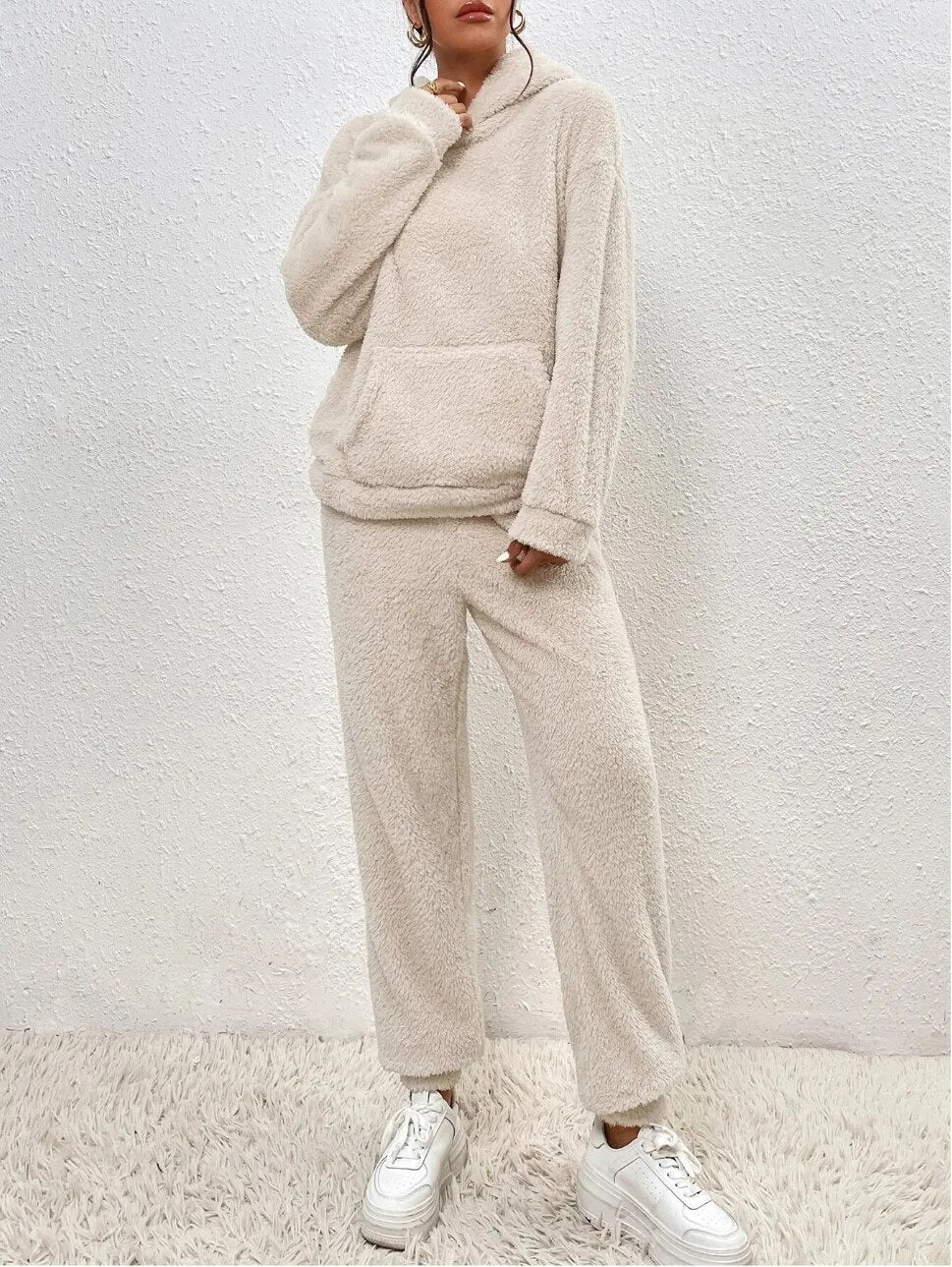 Lana – Warmer Teddy-Hausanzug Damen mit Kapuze und Kängurutasche für kalte Wintertage 3