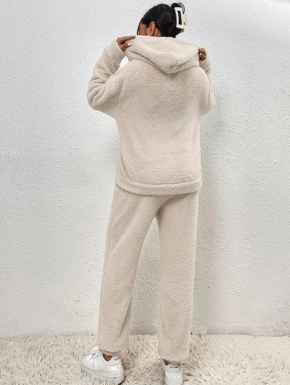 Lana – Warmer Teddy-Hausanzug Damen mit Kapuze und Kängurutasche für kalte Wintertage 4