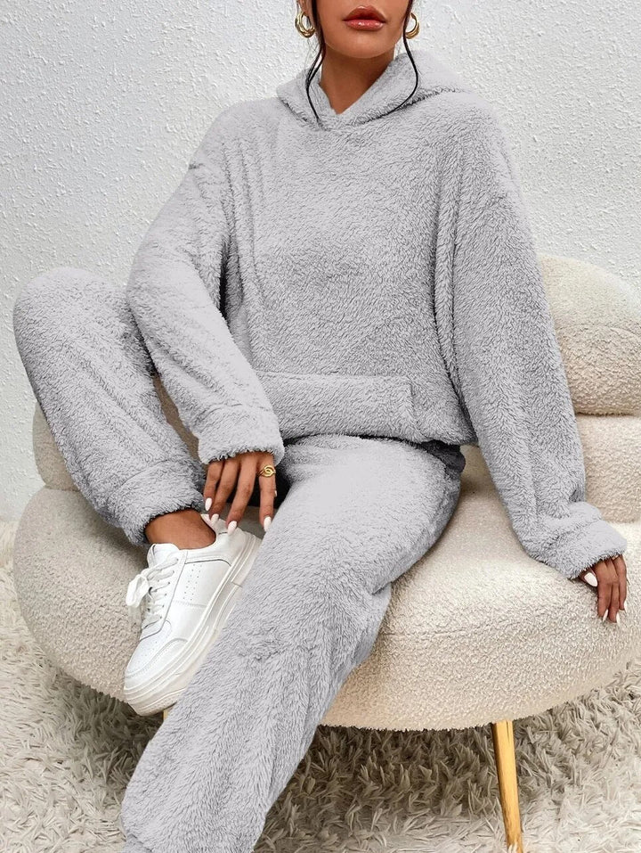 Lana – Warmer Teddy-Hausanzug Damen mit Kapuze und Kängurutasche für kalte Wintertage 5