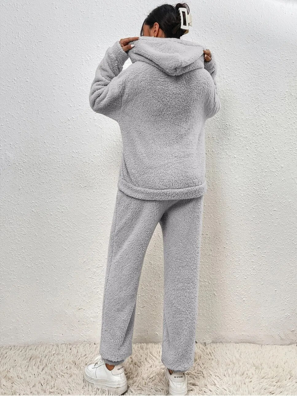 Lana – Warmer Teddy-Hausanzug Damen mit Kapuze und Kängurutasche für kalte Wintertage 8