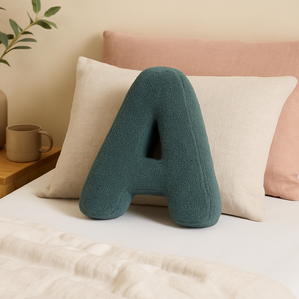 LetterLounge – Personalisierbares Sofa Kissen aus Baumwolle für individuellen Stil 0