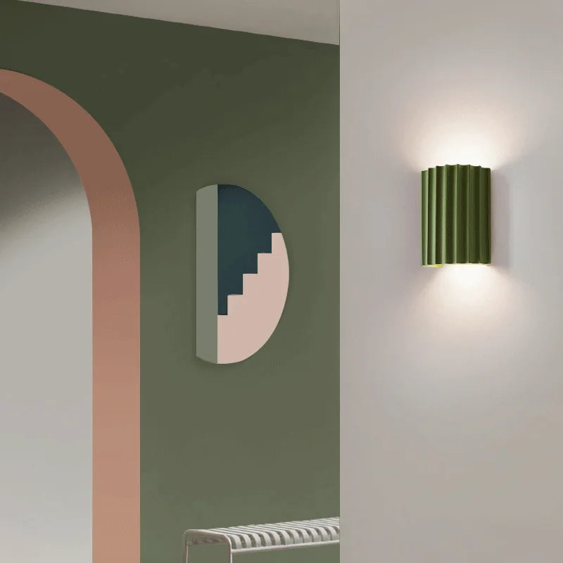 Moderne LED-Wandlampe aus Kunstharz – Stilvolle Wandleuchte für Wohnzimmer, Schlafzimmer und Flure 2