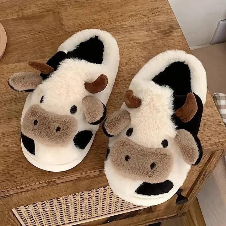 PlushCow – Plüsch-Hausschuhe Damen & Herren im Lustigen Kuhdesign für Warme Füße 1
