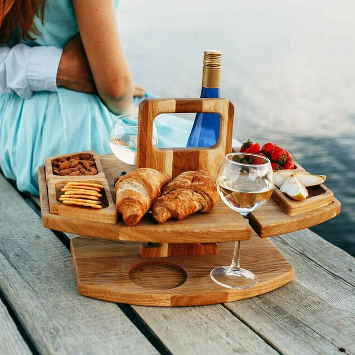 WineNest – Klappbarer Holz-Picknicktisch mit Glashaltern und Snackfächern 2