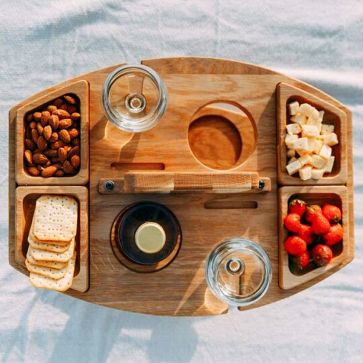 WineNest – Klappbarer Holz-Picknicktisch mit Glashaltern und Snackfächern 4